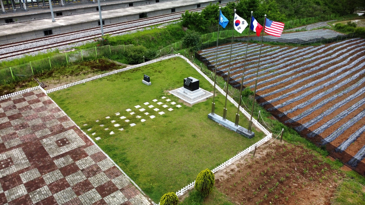 지평리 프랑스군 전적비 첫번째 이미지