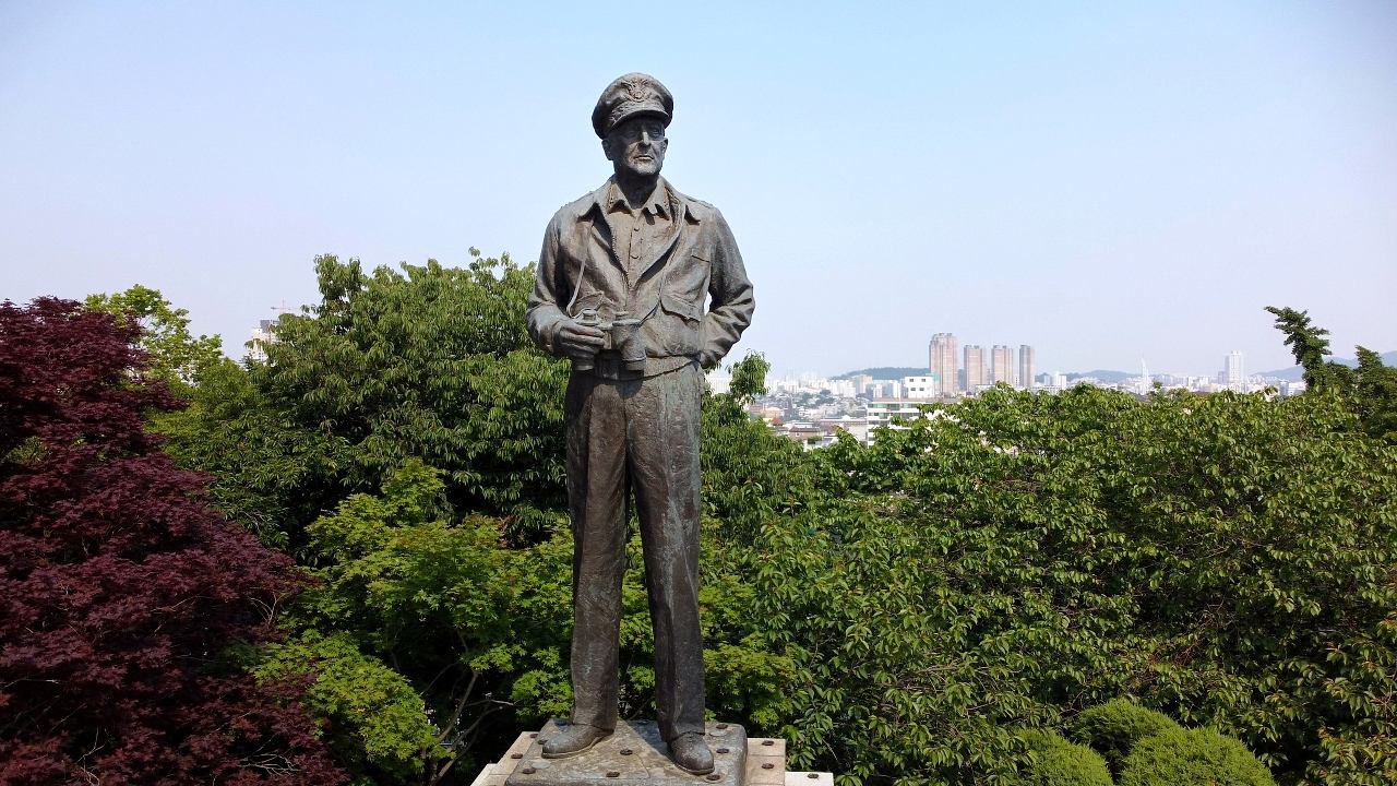 맥아더 장군 동상 세번째 이미지