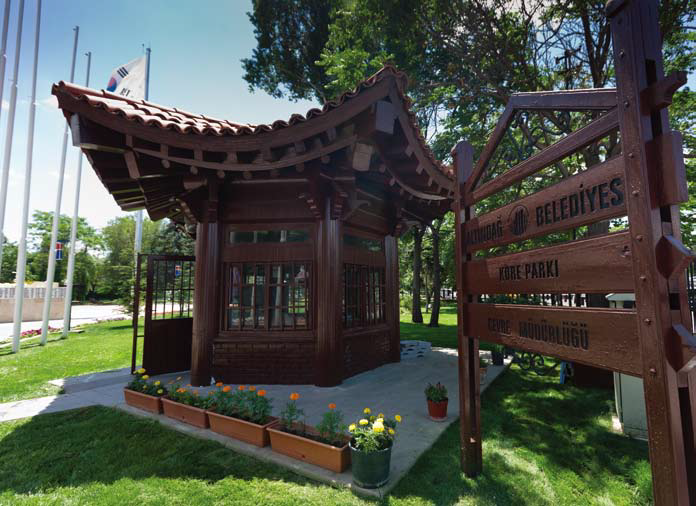 한국 참전 토이기 기념탑 세번째 이미지