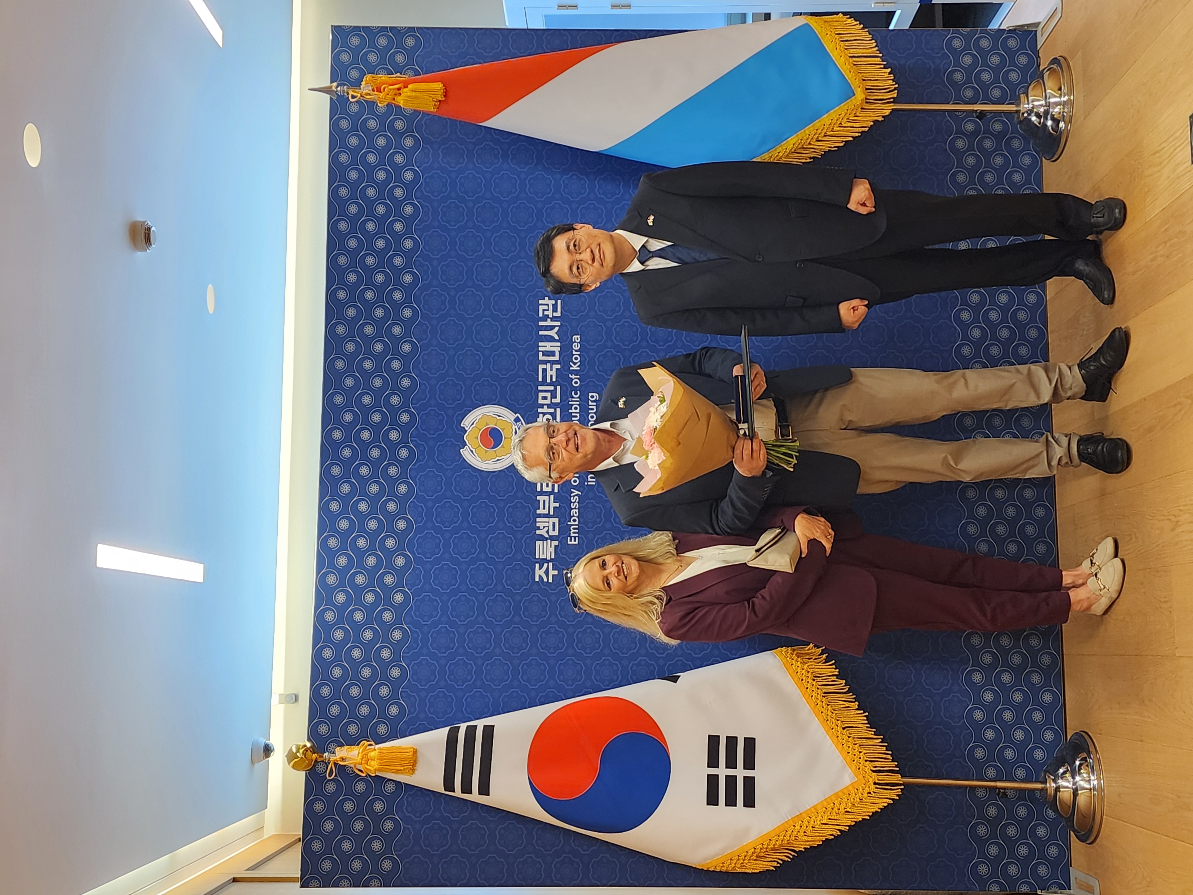 룩셈부르크 한국전 참전용사 유가족 막스 스토펠에게 감사장·기증증서 전달 첫번째 이미지