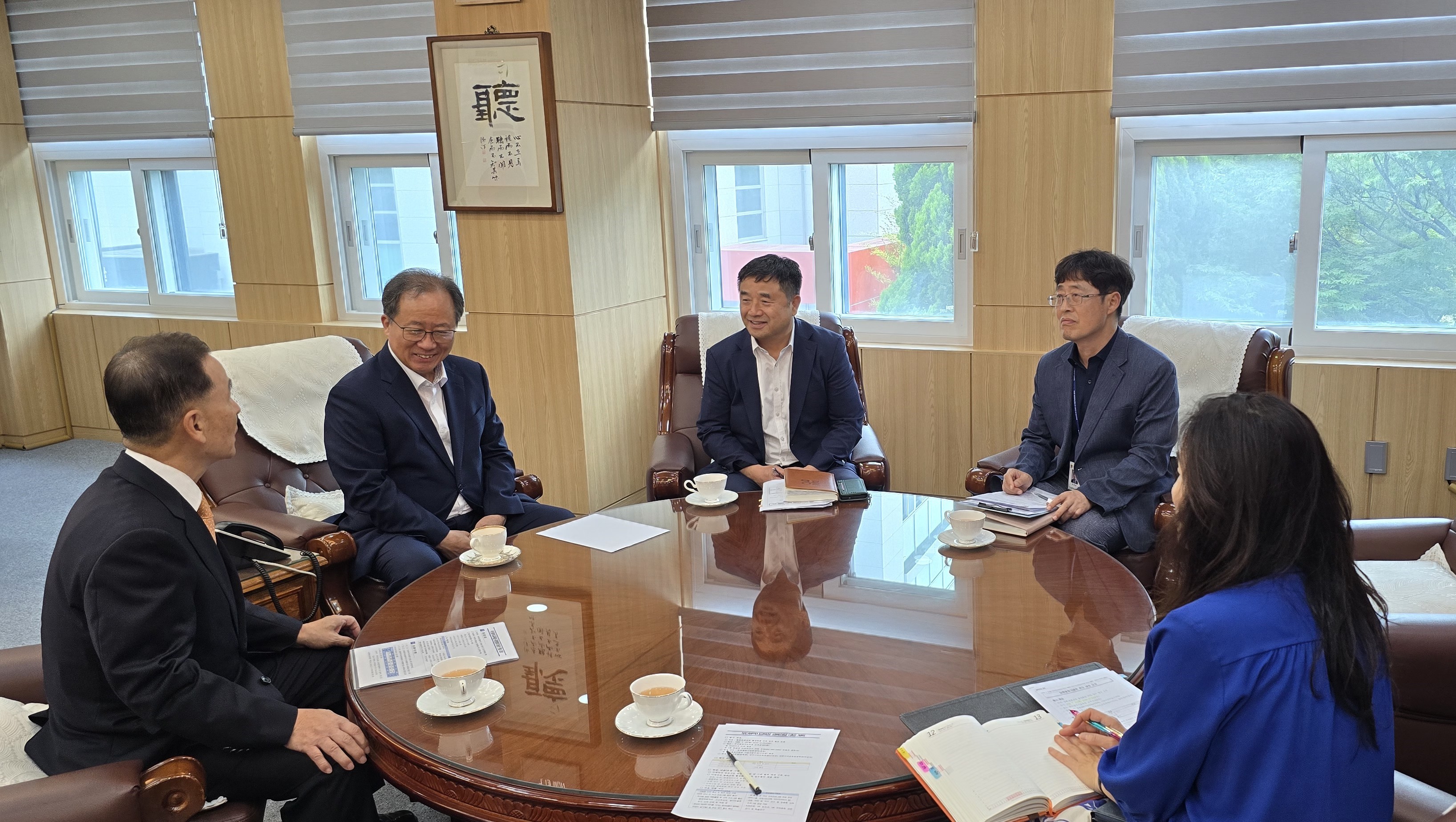 김석준 부산광역시교육감과 미래세대 평화 교육 활성화 논의 첫번째 이미지