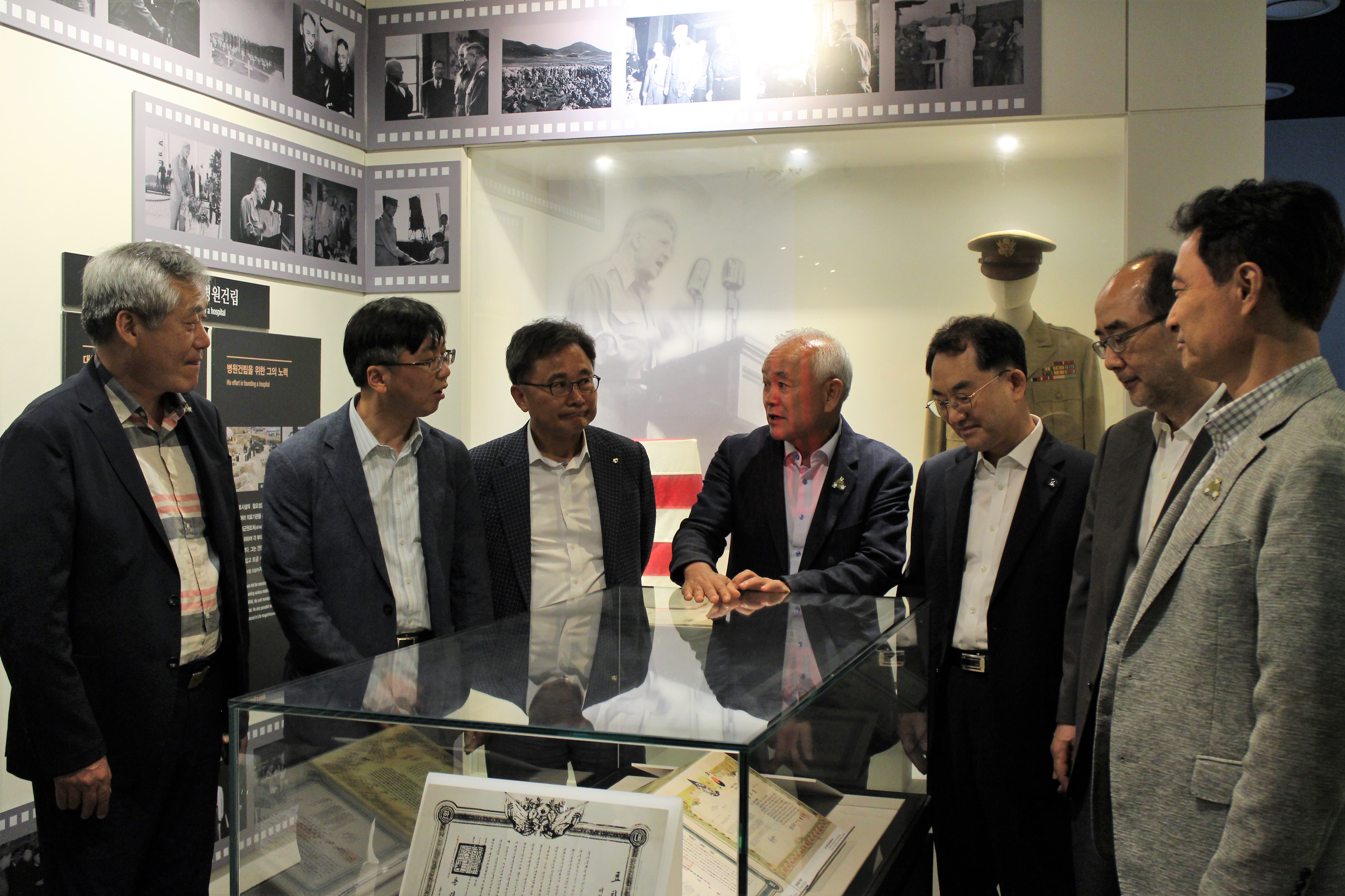 리차드 위트컴 장군 추모 40주기 기념주간 행사 <국제신문 공동주최 좌담회> 첫번째 이미지